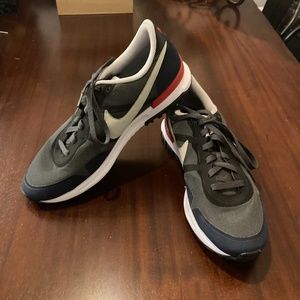 Nike Men's Air Pegasus 83/30 Dark Grey/Obsidian/University Red/Lunar Gry Size 12